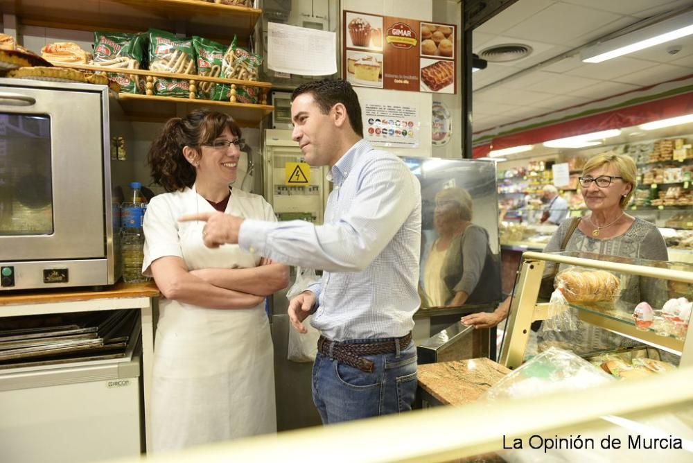 Teodoro García pidiendo el voto en el mercado Saav