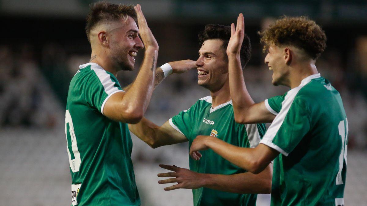 Casas (i), Luismi (c) y Simo (d) celebran uno de los tres goles del ariete del Córdoba CF ante el Rayo Majadahonda.