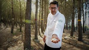 Vicent Guimerà, en El Bosc del Temps, junto a su restaurante, L’Antic Molí.