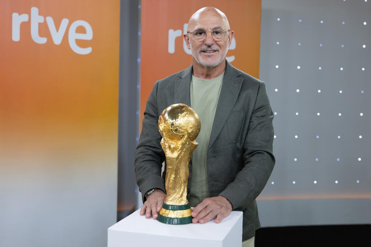Luis de la Fuente, ayer, en RTVE, luciendo la Copa del Mundo.