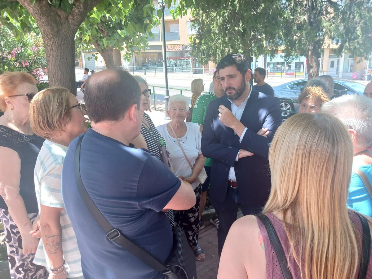 El vicepresidente del Gobierno de Aragón, Alejandro Nolasco, junto a varios vecinos en Caspe, este jueves.