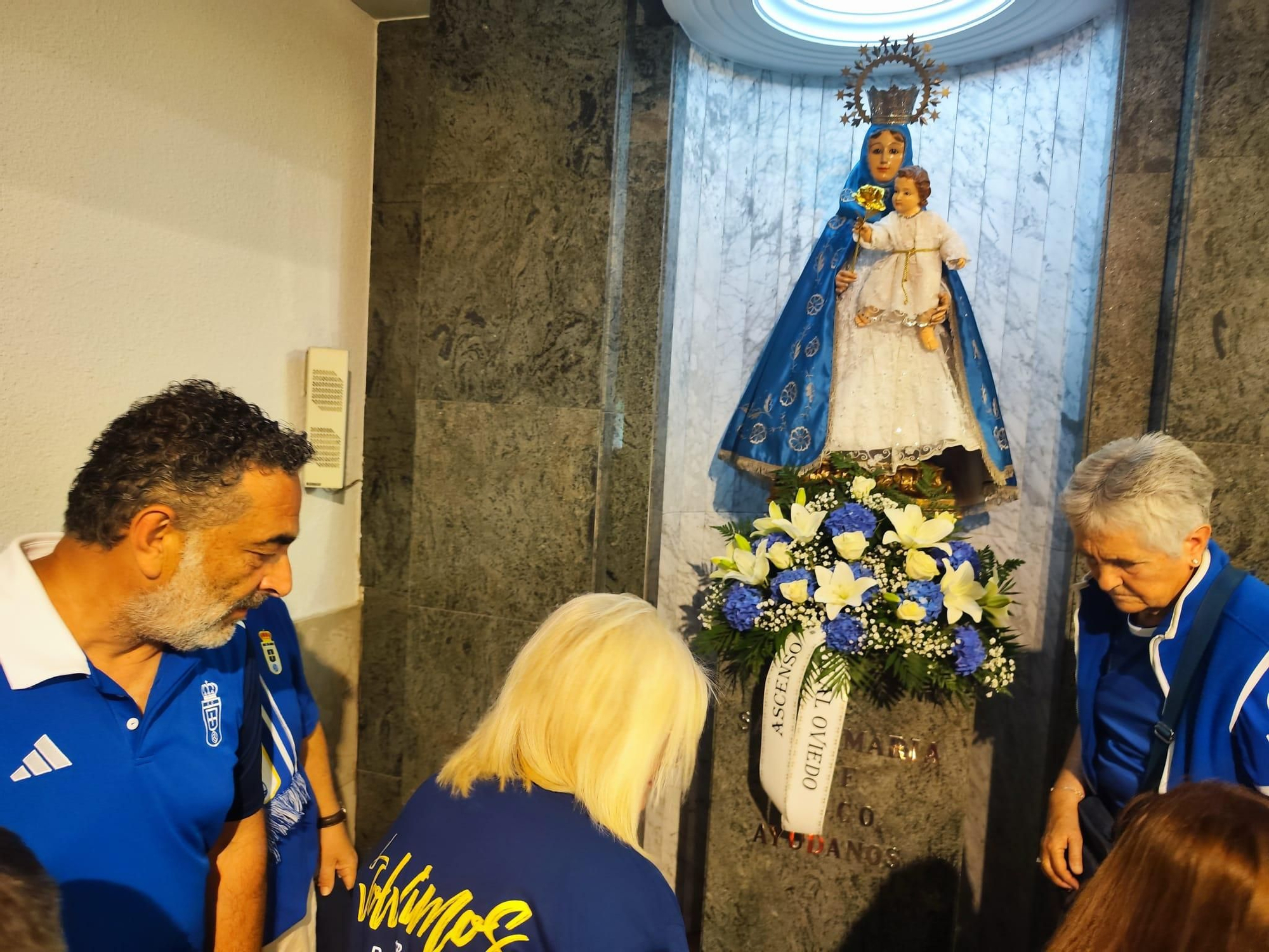 Ofrenda azul en Lugo de Llanera: los oviedistas agradecen a Santa María el ascenso a Primera