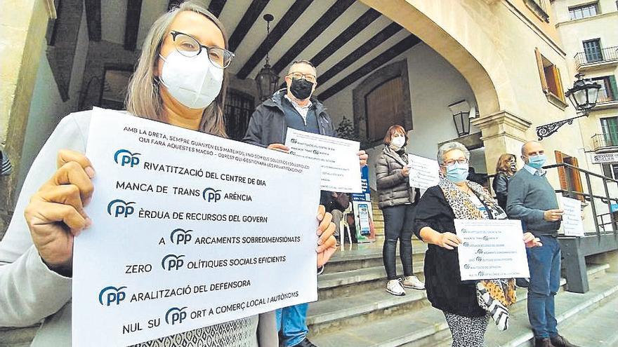 Protesta de la oposición antes del pleno.