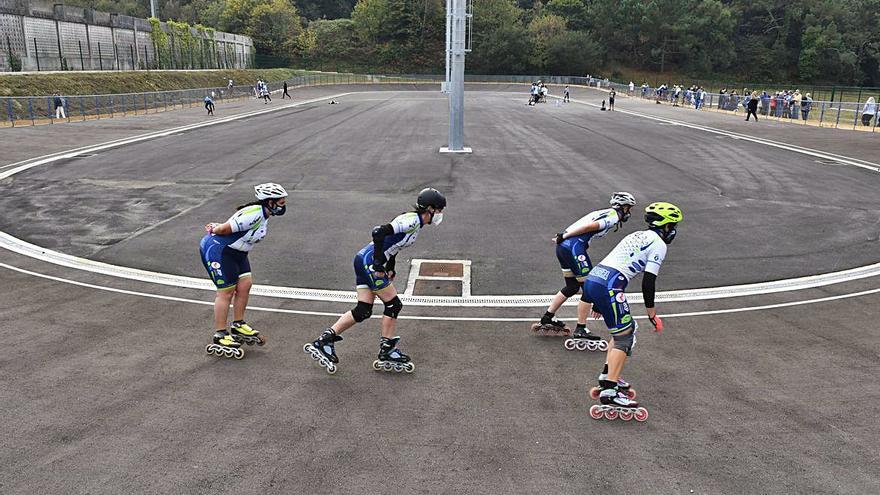 Patinadores estrenan la pista, ayer, en Bastiagueiro.   | // VÍCTOR ECHAVE