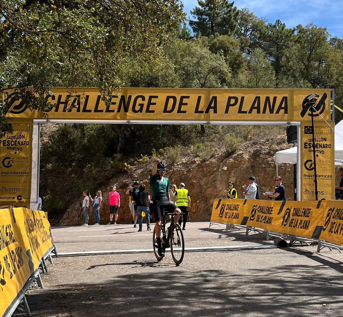 Edu Llácer Gabarrón celebra su triunfo en solitario en el Alto de Eslida
