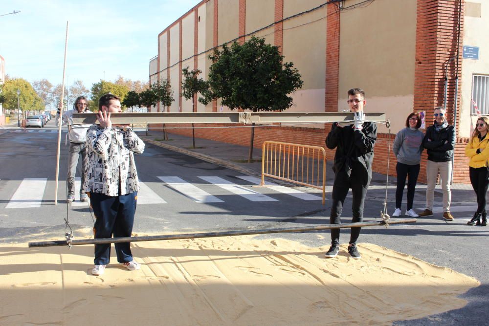 Los alumnos cargan un artilugio para poner el nivel y comprobar la horizontalidad del suelo...