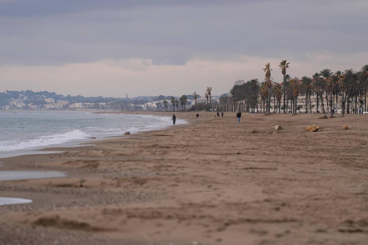 Calafell desmonta parte de su paseo marítimo para devolver espacio tomado a la playa