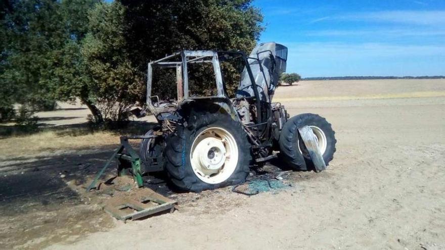 Estado en el que quedó el vehículo en una tierra de Argañín, una vez sofocadas las llamas.