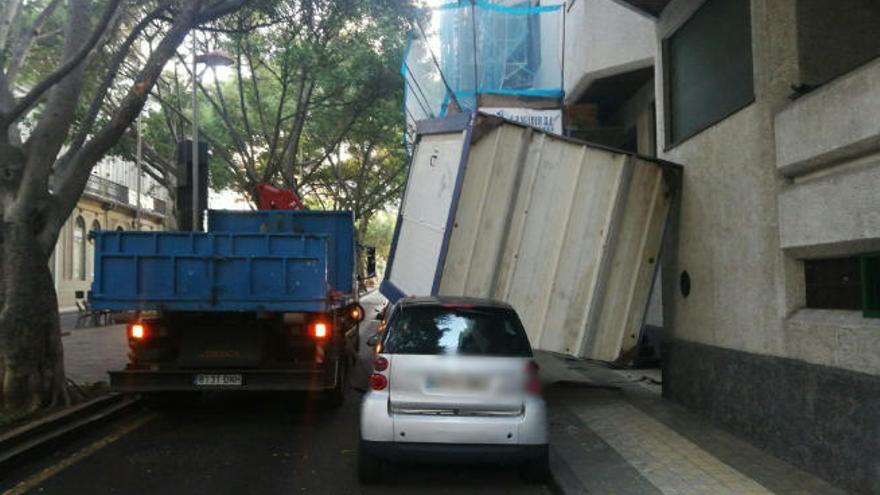 El contenedor que transportaba el camión cae sobre dos vehículos estacionados en la avenida 25 de Julio.