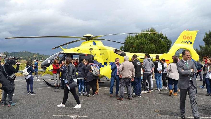 Un helicóptero del 061 visitó Expourense en la jornada de ayer. // FdV