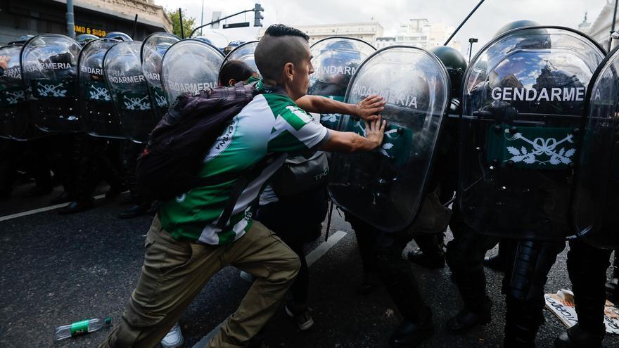 Impactantes imágenes de una protesta en Argentina que acaba con más de 120 detenidos