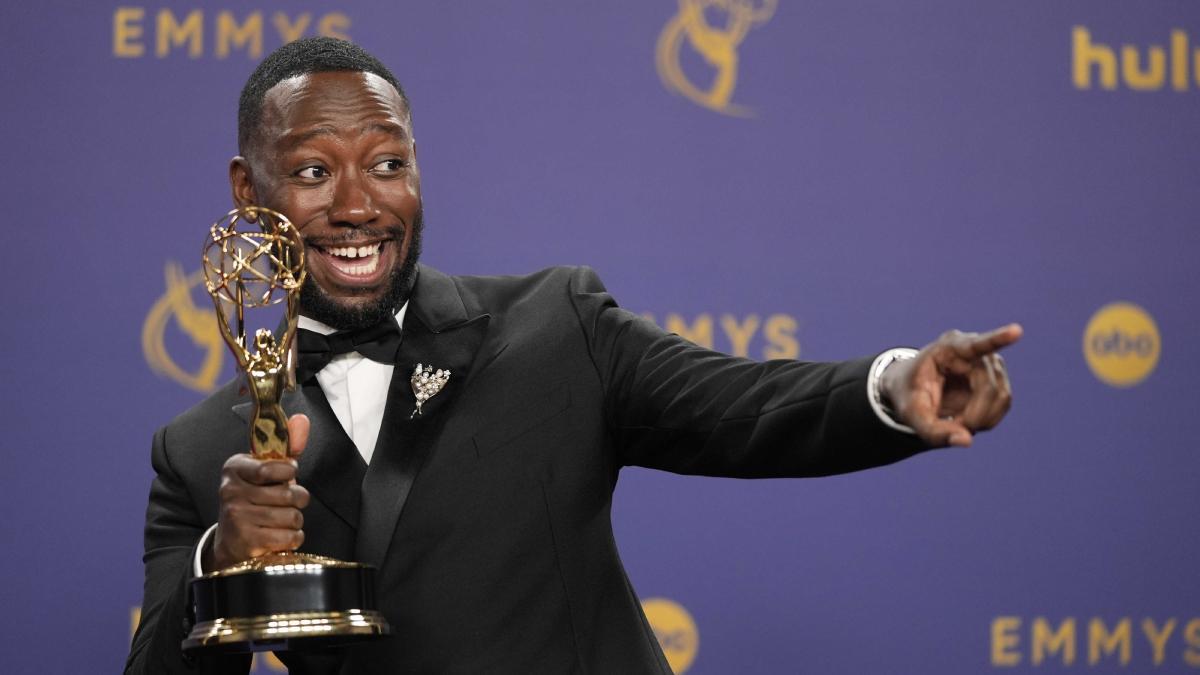 Los ganadores de los premios Emmy 2024. Lamorne Morris recoge su Emmy a mejor actor de reparto de miniserie o película para televisión (Fargo)