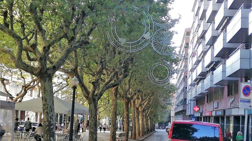 Un tram del Passeig ja té els llums de Nadal posats