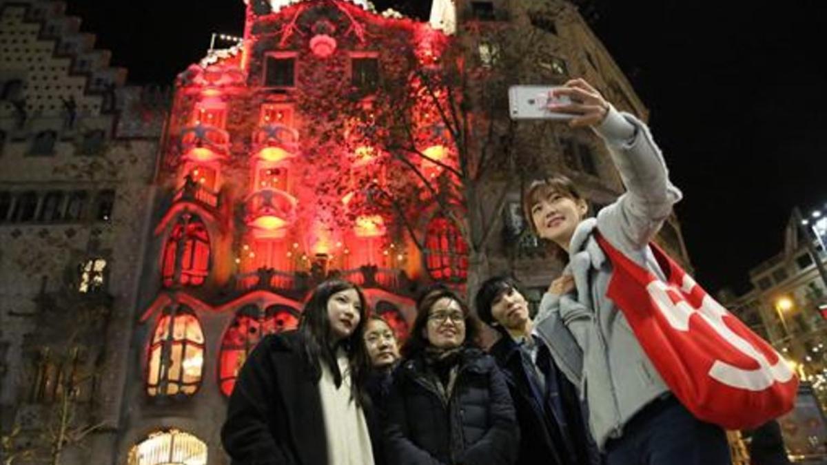 Un grupo de turistas se fotografían ante la Casa Batlló.