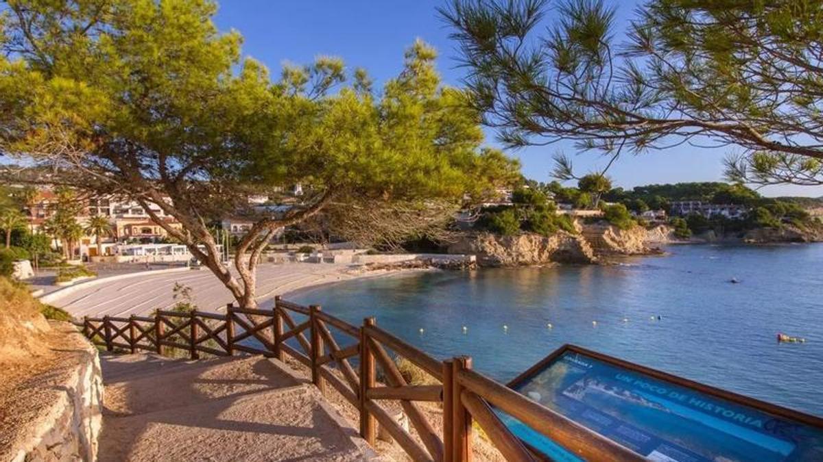 La playa de la Fustera, desde el paseo ecológico litoral de Benissa