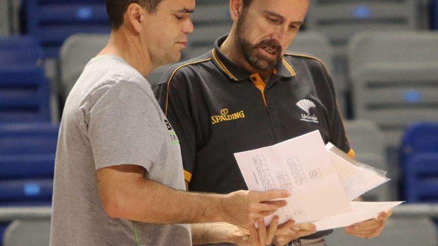 Plaza dialoga con Ángel Sánchez Cañete en un entrenamiento en el Martín Carpena.