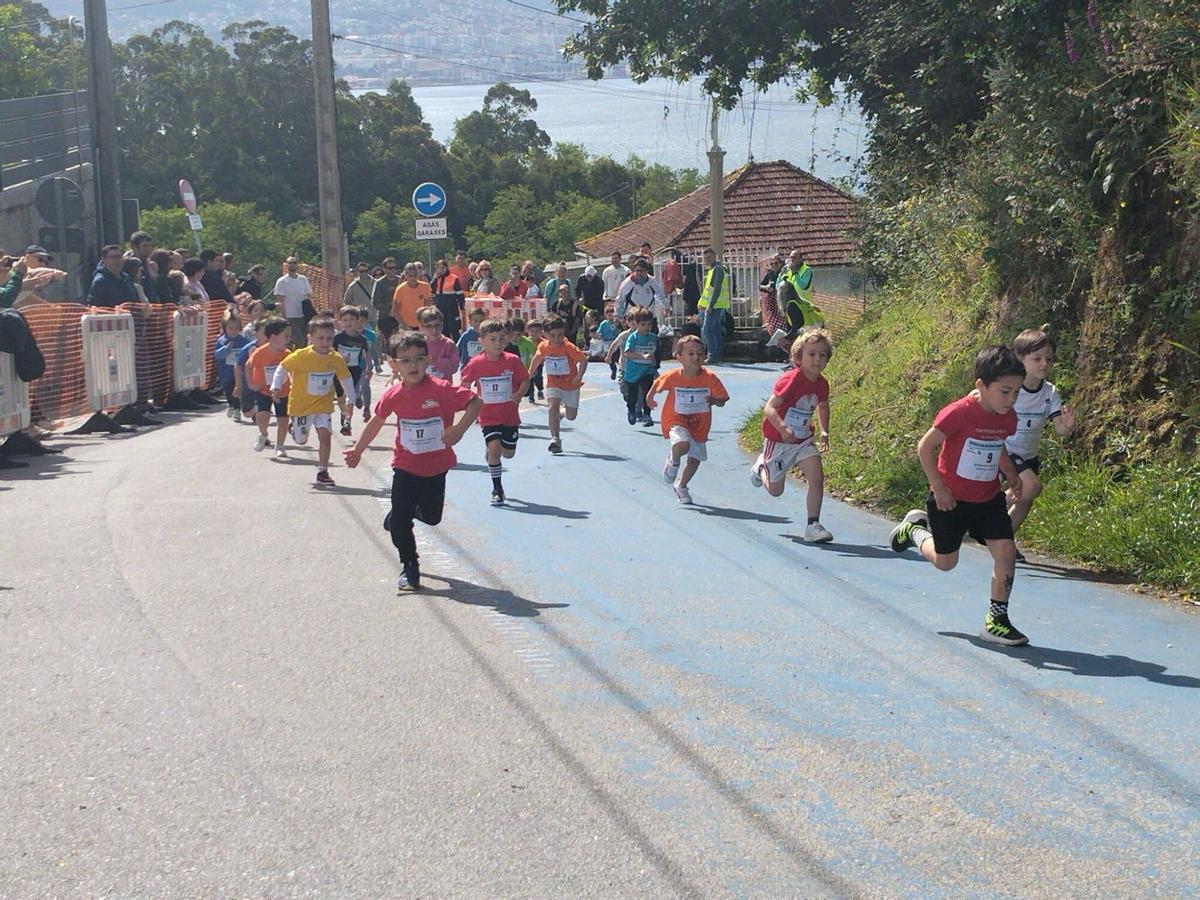 Corrieron en las inmediaciones del colegio por el Monte dos Remedios, conjugando deporte y naturaleza