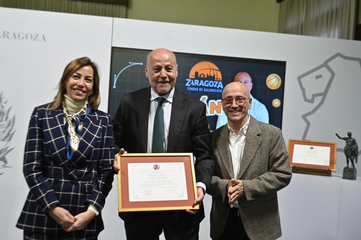 Natalia Chueca, alcaldesa, Juan Antonio Corbalán, esjugador de baloncesto y Félix Brocate, concejal de Deportes.