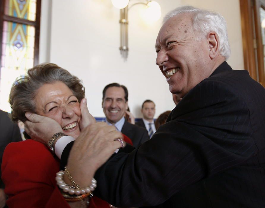 El exministro de Asuntos Exteriores José Manuel García Margallo, saluda a Rita Barberá, a su llegada al almuerzo-coloquio organizado por el Foro de Las Provincias en 2012.