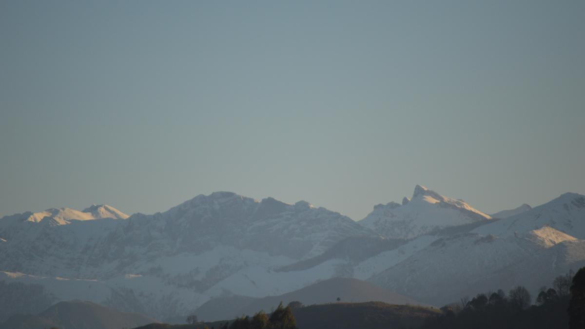 Vista de las montañas nevadas desde Sietes, con la cara de la &quot;la muyer dormida&quot; a la derecha de la imagen.