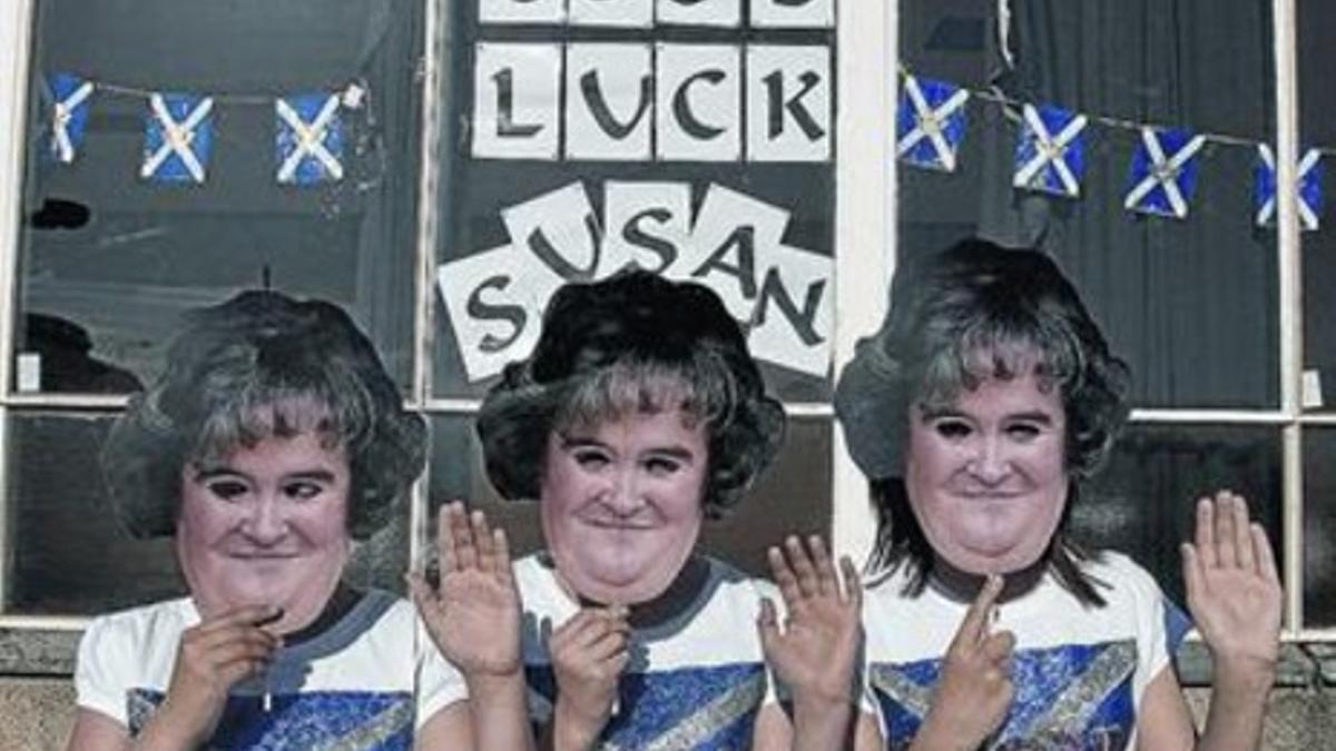 Seguidoras de Susan Boyle disfrazadas con su careta desean suerte a la cantante antes de la gran final.