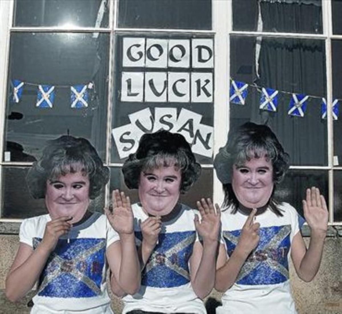 Seguidores de Susan Boyle disfressades amb la seva careta desitgen sort a la cantant abans de la gran final. Seguidores de Susan Boyle disfressades amb la seva careta desitgen sort a la cantant abans de la gran final.