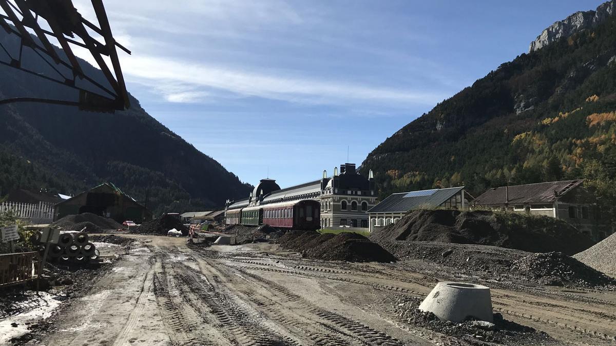 Trabajos de desamiantado de la Estación de Canfranc por parte de Arizón y Gracia