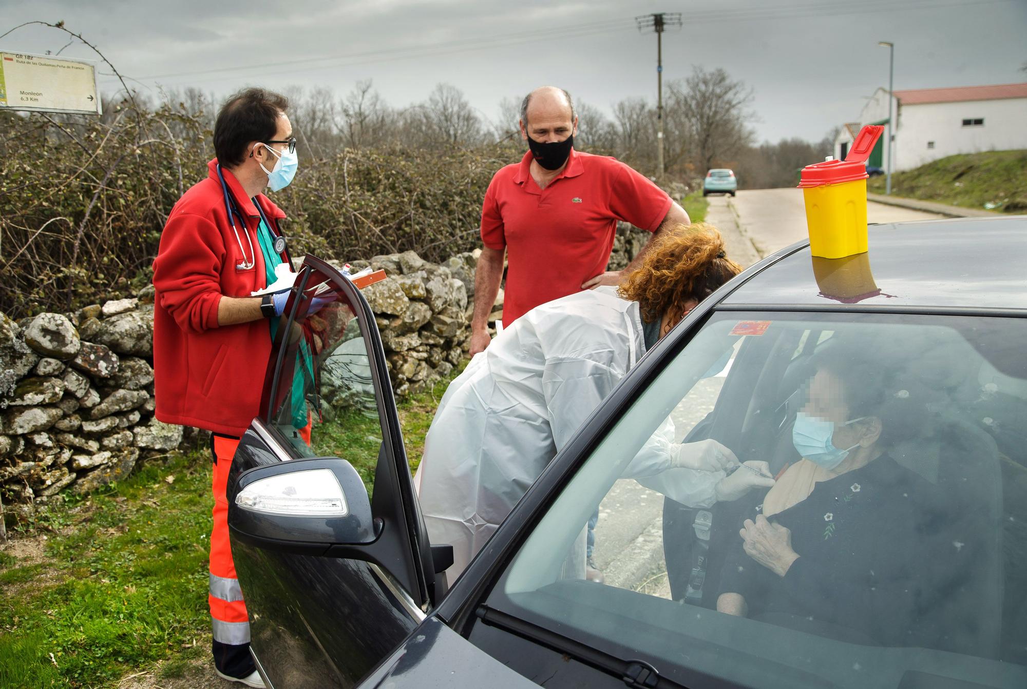 Así es la vacunación a personas dependientes desde el coche en Salamanca