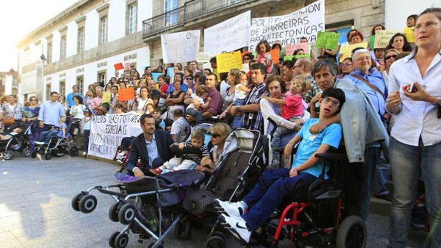Foanpas organizó ayer una concentración en defensa de los escolares con necesidades especiales, que suman casi 4.000 en Vigo. // JDA