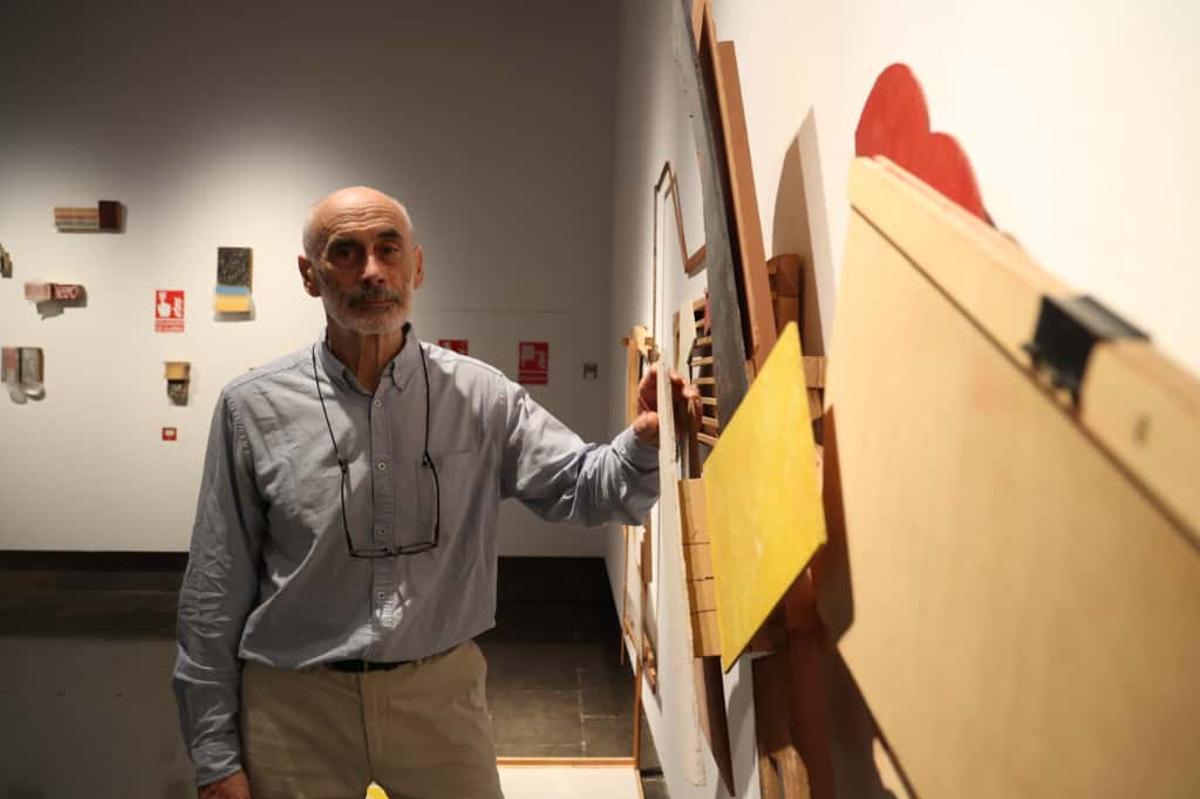 Luis Fega, con una de sus esculturas