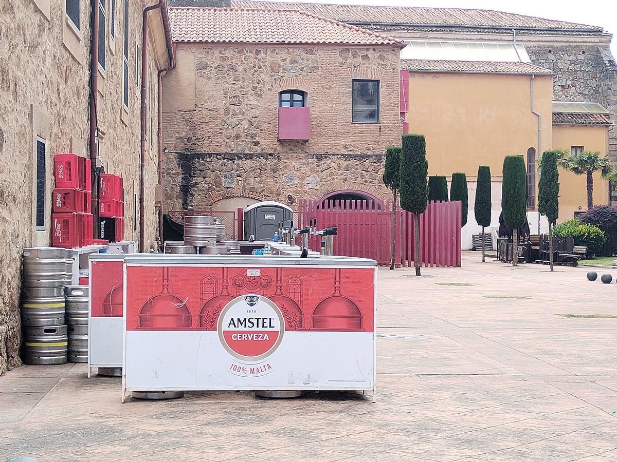 Barra, en el exterior del recinto de la Torre Lucía, donde será el homenaje a Robe en Plasencia.