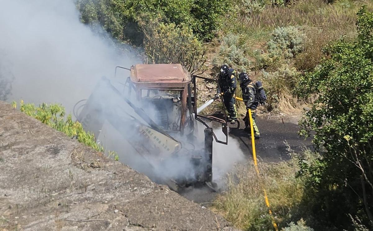 Extinción del fuego por bomberos