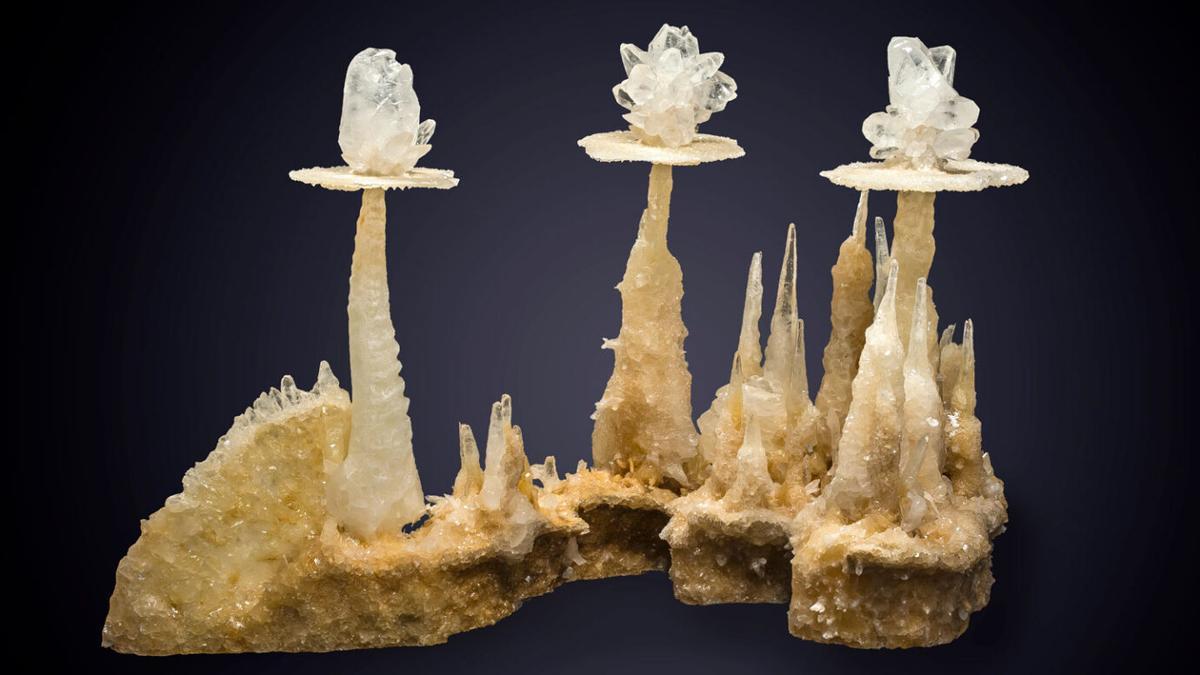 La calcita se puede formar de 17 formas diferentes, más que casi cualquier otro mineral. Esta calcita, que se formó en una cueva, obtuvo su forma distintiva a partir de los cambios en los niveles del agua.