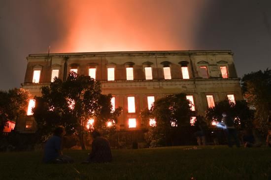 Un incendio consume el Museo Nacional de Río de Janeiro