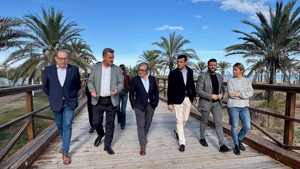 El conseller Martínez Mus, junto al resto de la comitiva, esta mañana en la playa de Gandia.