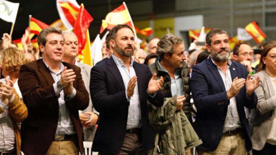 Abascal pide mano dura con Cataluña y la inmigración y acabar con las autonomías