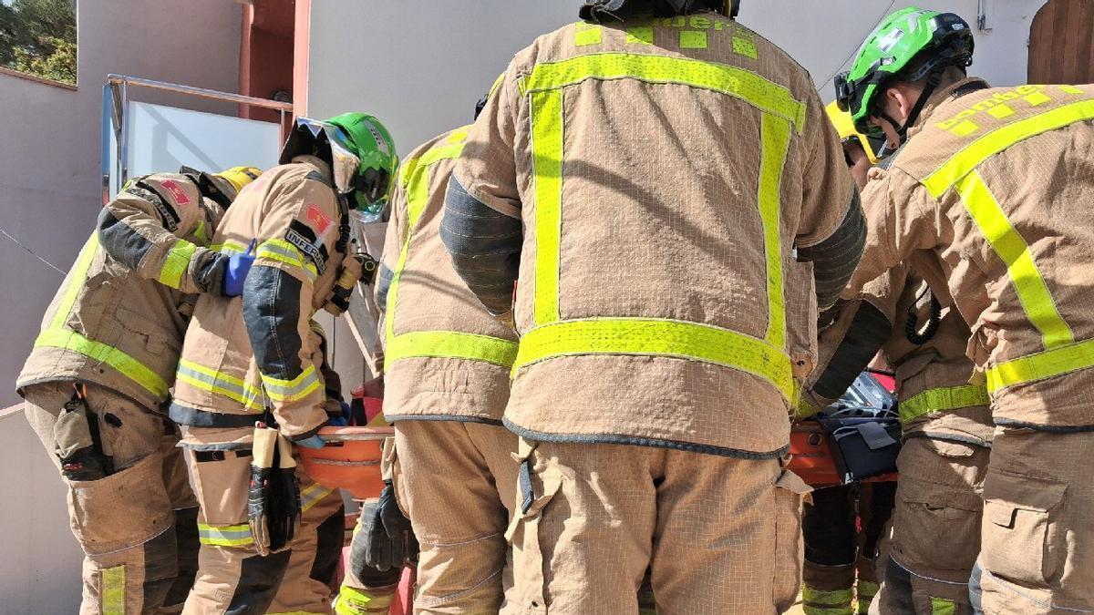 Els bombers durant la seva actuació a l'accident laboral de Tamariu.