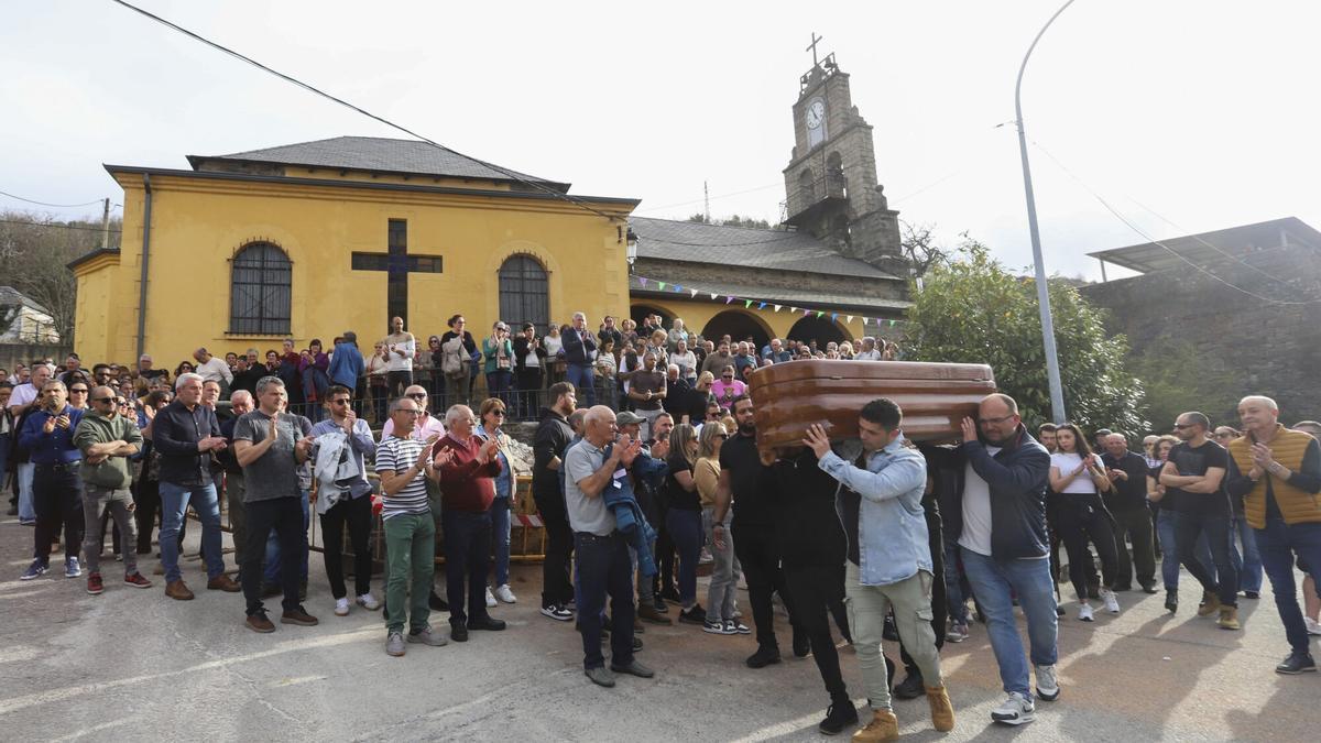 Centenares de vecinos despiden en Torre del Bierzo (León) a David Álvarez, uno de los mineros fallecidos en el accidente de Cerredo