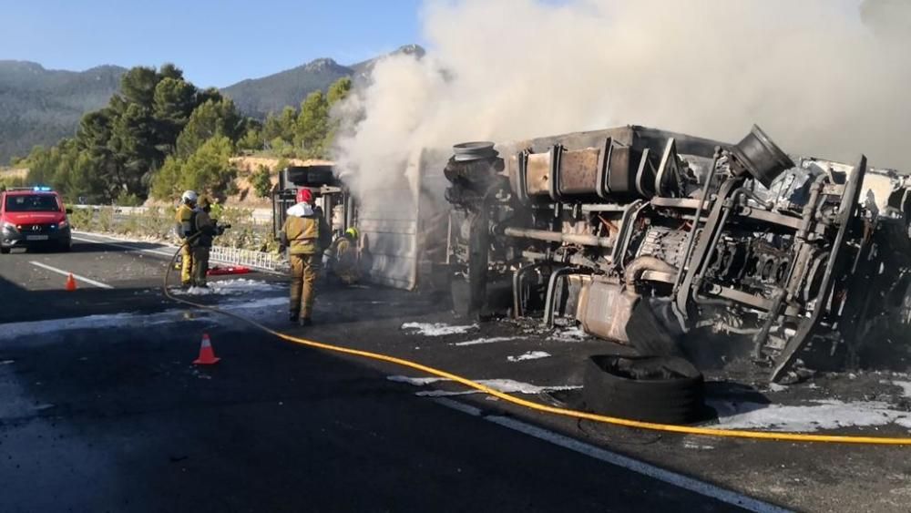 Un muerto en Tibi al salirse el camión que conducía de la autovía e incendiarse