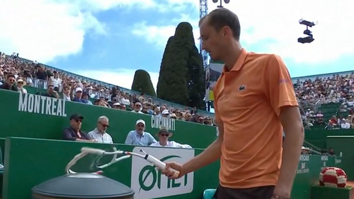 Daniil Medvedev, destrozando la raqueta en el partido de Montecarlo