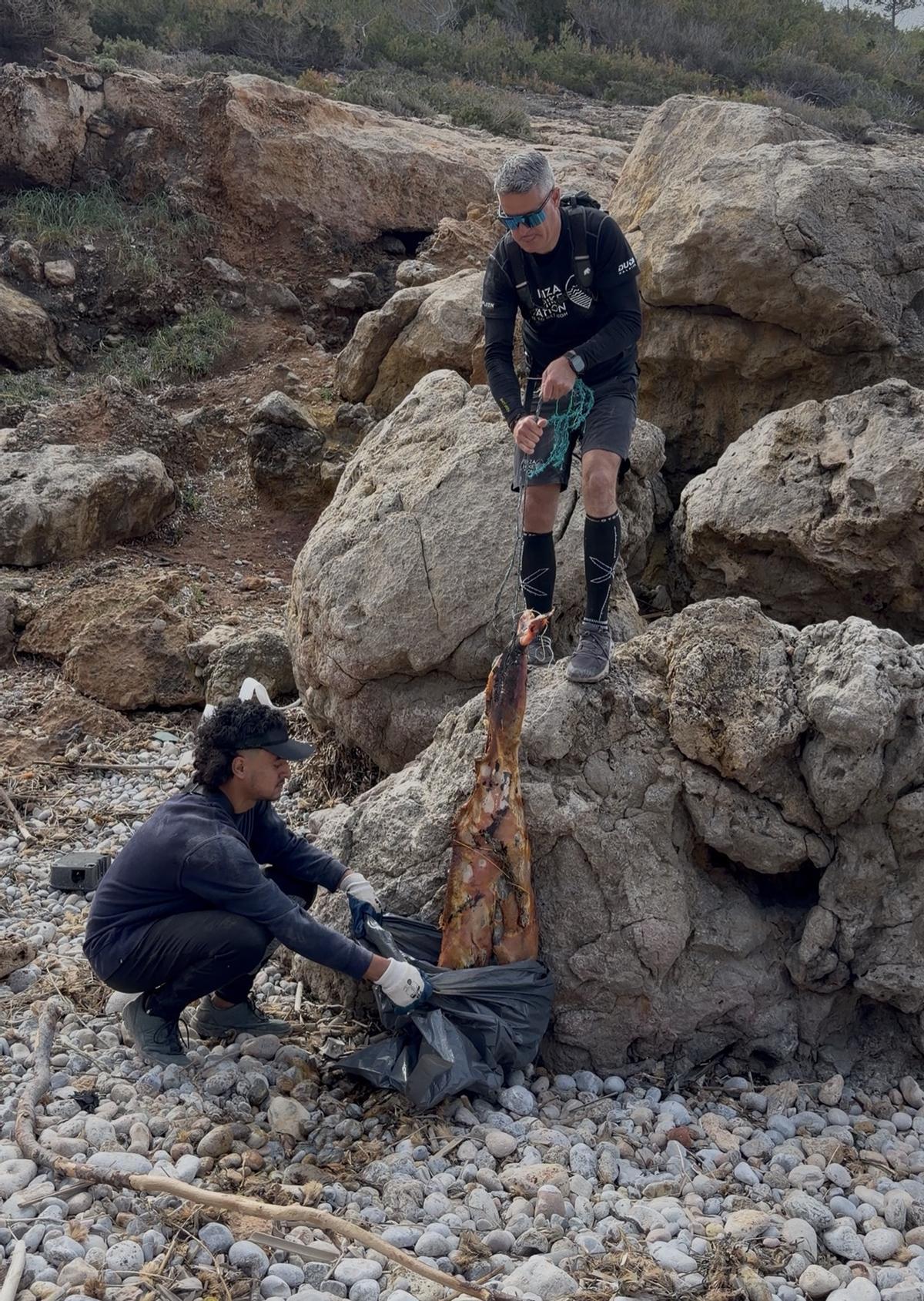 25 hikers limpian dos playas escondidas de Ibiza