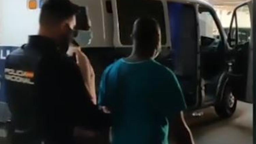 La Policía Nacional custodia a los dos detenidos por tráfico de drogas tras llegar al aeropuerto César Manrique-Lanzarote