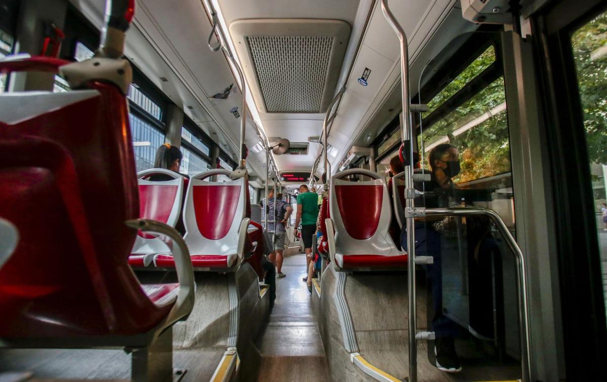 Los autobuses circulan con menos pasajeros de lo que acostumbra.  | JOSÉ MIGUEL CALVO
