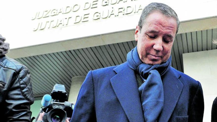 Imagen de archivo de Eduardo Zaplana saliendo del juzgado de guardia de València tras firmar su comparecencia. | EFE/MANUEL BRUQUE