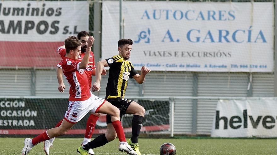 Giráldez persigue el balón en el duelo en A Estrada.