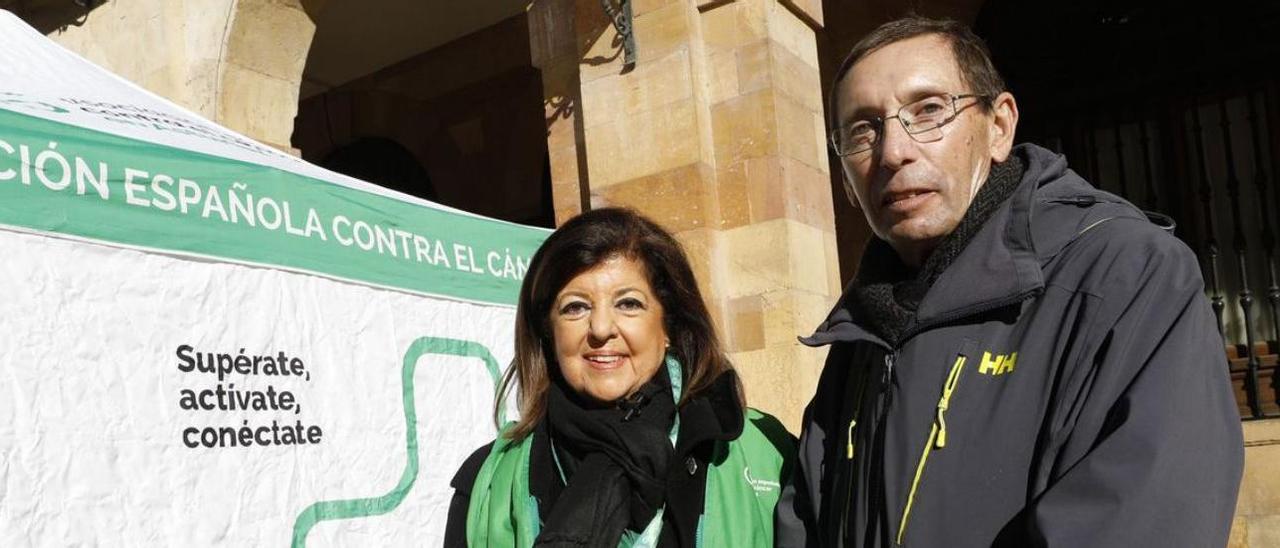 Lola Obegero y Benjamín Braga, ayer, en la plaza del Ayuntamiento de Oviedo.