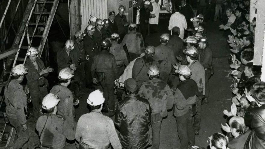 Brigadistas en el accidente del &quot;Santa Bárbara&quot;.