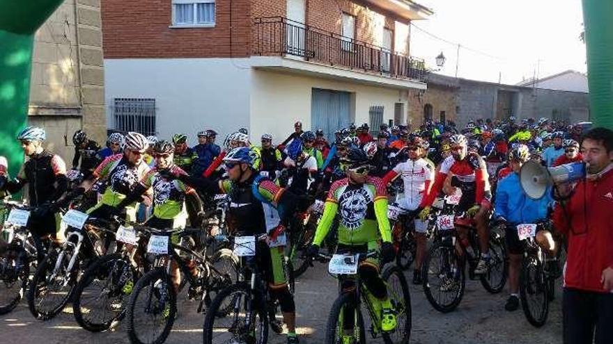 Los ciclistas, listos para emprender la marcha.