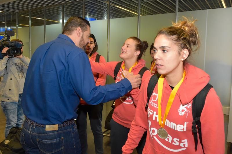 Llegada del Rocasa Remudas de balonmano, subcampeón de la copa Challenge de la EHF. Fotógrafo: ANDRES CRUZ  | 15/05/2018 | Fotógrafo: Andrés Cruz