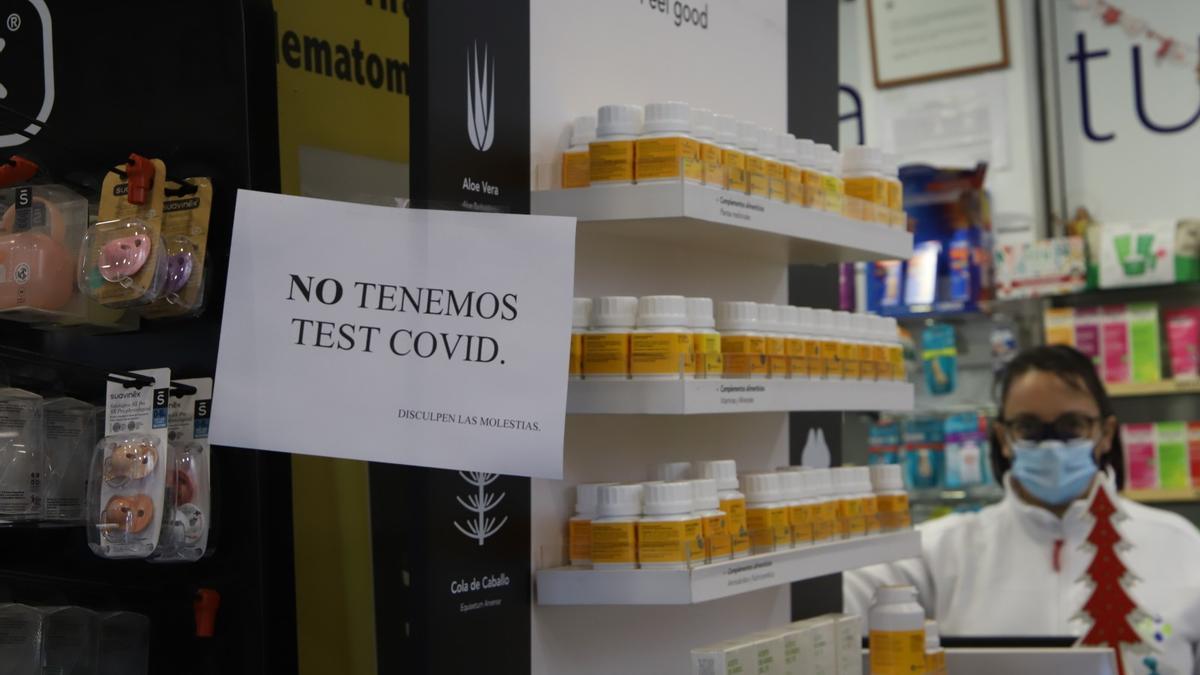 Un cartel informa en una farmacia cordobesa de que se han agotado los test covid.